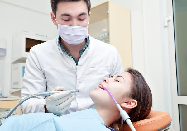 Paciente sano de los dientes en el consultorio del dentista prevención de caries dental. — Foto de Stock