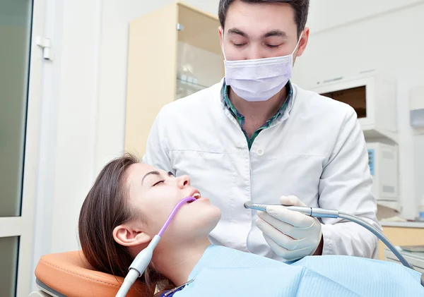 Paciente sano de los dientes en el consultorio del dentista prevención de caries dental. — Foto de Stock