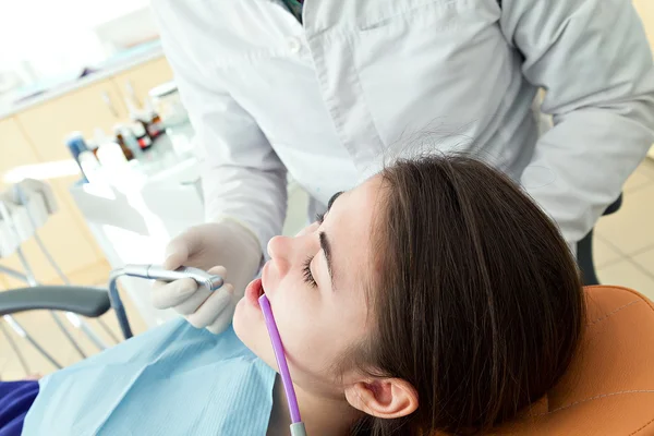 Paciente sano de los dientes en el consultorio del dentista prevención de caries dental. — Foto de Stock