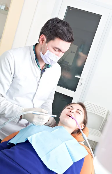 Egészséges fogbeteg a fogorvosi rendelőben fogszuvasodás megelőzése. — Stock Fotó