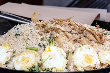 Kızarmış pirinç yumurta karides balık kampong tuzlu