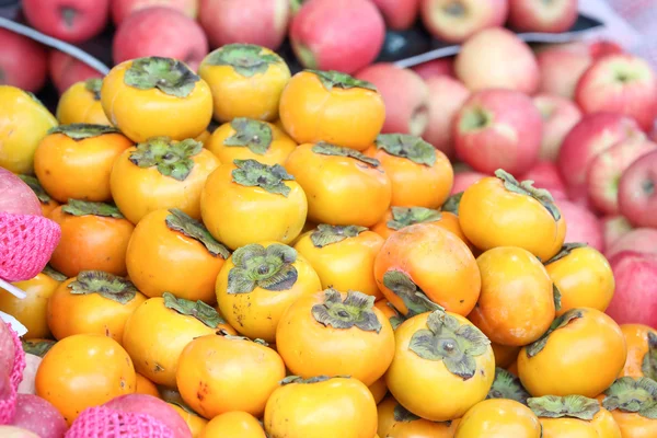 Kaki Fruit op weekend markt — Stockfoto