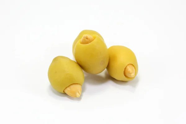 Badem ile doldurulmuş zeytin