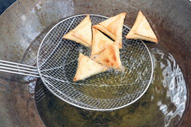 Pişirme samosa kızartma