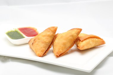 Derin yağda kızartılmış Samosa
