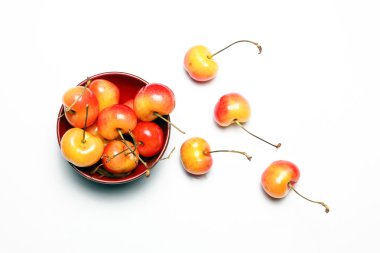 Kırmızı Sarı kiraz meyve bir kase