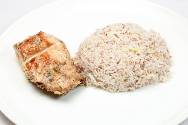 Hindistan cevizi ile Nasi Dagang kırmızı pirinç pişmiş