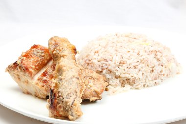 Hindistan cevizi ile Nasi Dagang kırmızı pirinç pişmiş