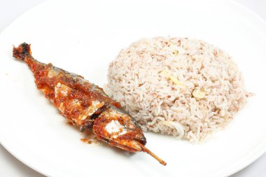 Nasi Dagang kırmızı pirinç