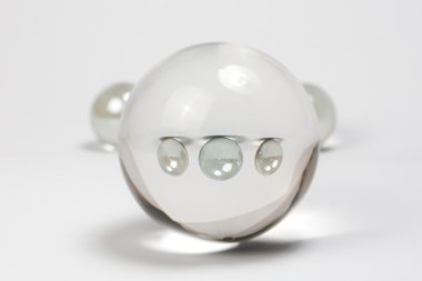 Kristal topu ile açık mermer