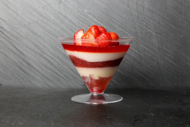 Erimiş çilek peynir pasta