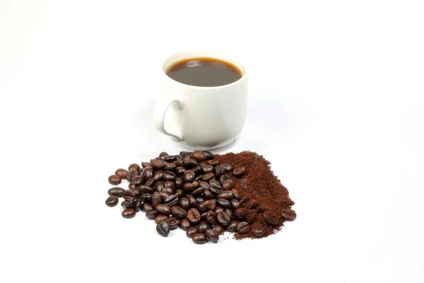 Palone ziarna kawy świeże cały kubek — Zdjęcie stockowe