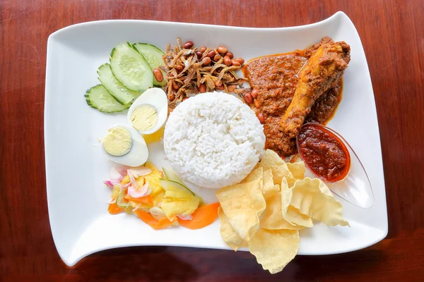 Nasi lemak med kyckling — Stockfoto