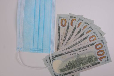 Amerikan Doları kağıt para Beyaz zemin üzerinde yüz dolarlık cerrahi antivirüs maskesi