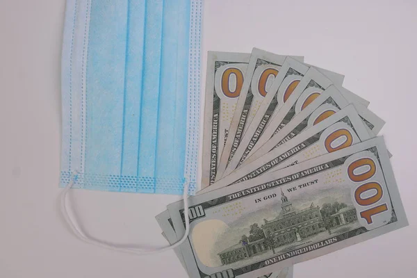 Dollar Papiergeld 100 Dollar Schein Chirurgische Virus Maske Auf Weißem — Stockfoto