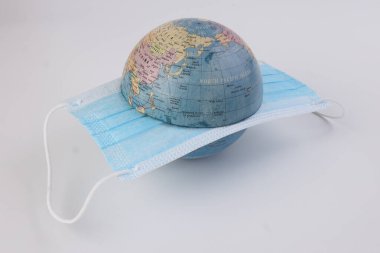 Dünya haritası. Beyaz arka planda yüz maskesi takıyor.
