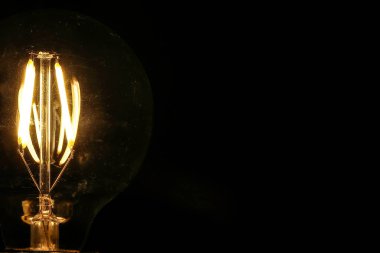 Ampul tungsten LED siyah arkaplanda yanıp sönüyor