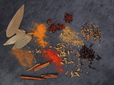 Karışık baharatlı tarçınlı kakule karanfil defne yaprağı ahşap biber kimyonlu zerdeçal.