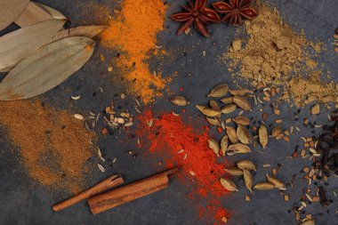 Karışık baharatlı tarçınlı kakule karanfil defne yaprağı ahşap biber kimyonlu zerdeçal.