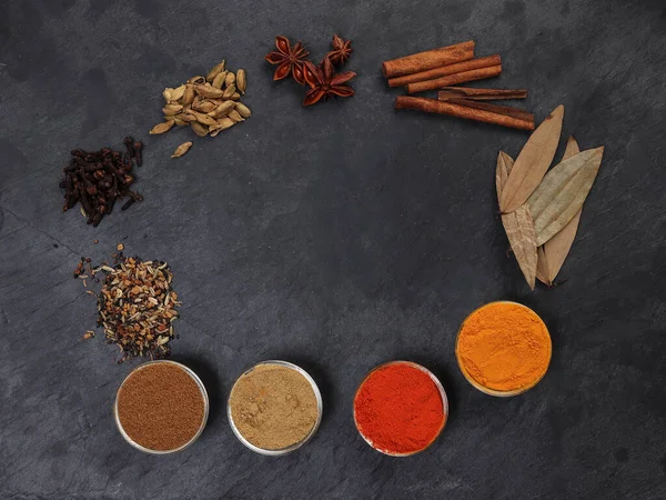 Mix Variety Spice Cinnamon Cardamom Ząbka Bay Leaf Drewniane Chili — Zdjęcie stockowe