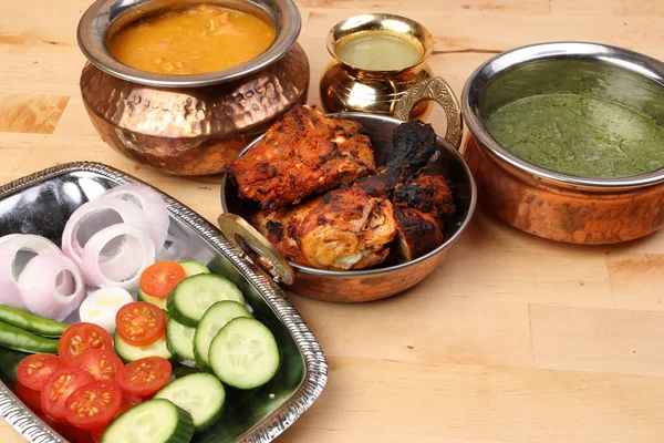 Spicy Red Chicken Grilled Tikka Tandoori Nan Bread Green Spinach — Stock Photo, Image