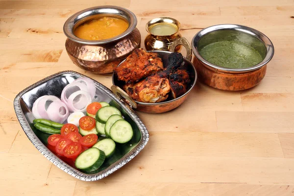 Spicy Red Chicken Grilled Tikka Tandoori Nan Bread Green Spinach — Stock Photo, Image