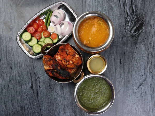 Spicy Red Chicken Grilled Tikka Tandoori Nan Bread Green Spinach — Stock Photo, Image
