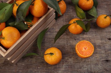 Mandarin portakal yeşili ahşap sandık kutusu kırsal ahşap arka planda