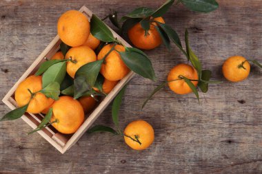 Mandarin portakal yeşili ahşap sandık kutusu kırsal ahşap arka planda