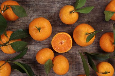 Kırsal ahşap arka planda turuncu yeşil yaprak