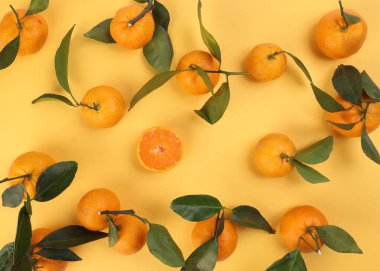 Sarı arkaplanda turuncu yeşil yaprak