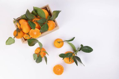 Mandarin turuncu yeşil yaprak ahşap kutu sandık üst görünüm metin alanı beyaz arkaplan