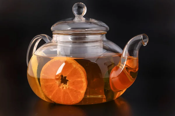 Flüssiger Tee Zitrone Orange Scheibe Grünes Blatt Zimtstange Transparentem Glas — Stockfoto