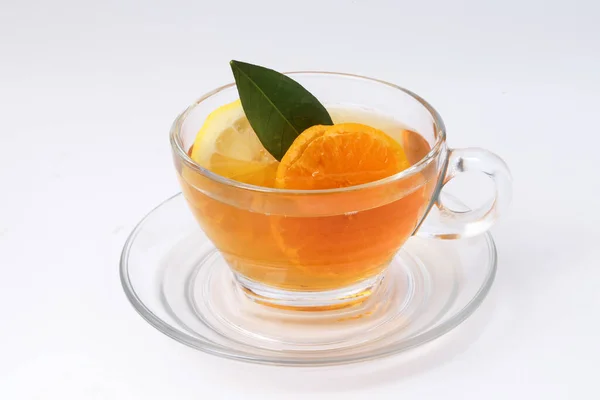 Flüssiger Tee Zitrone Orange Scheibe Grünes Blatt Zimtstange Transparentem Glas — Stockfoto