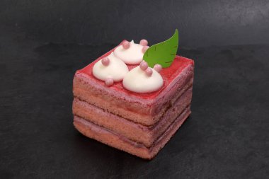 Siyah arkaplanda kırmızı kadife kare pasta