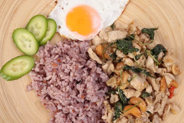 Tangga Fusi Thailand Ayam Goreng Dengan Kemangi Thailand Dan Kacang — Stok Foto