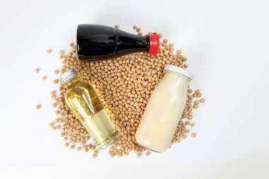 Bir şişe soya fasulyesi sosu beyaz arka planda soya fasulyesi yağlı süt yatağı