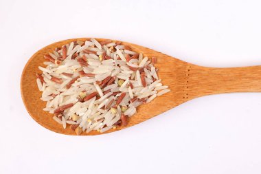 Düşük glycaemik indeks sağlıklı pirinç taneli basmati darı karabuğday kırmızı pirinç ahşap kaşık içinde beyaz arka plan manzarası