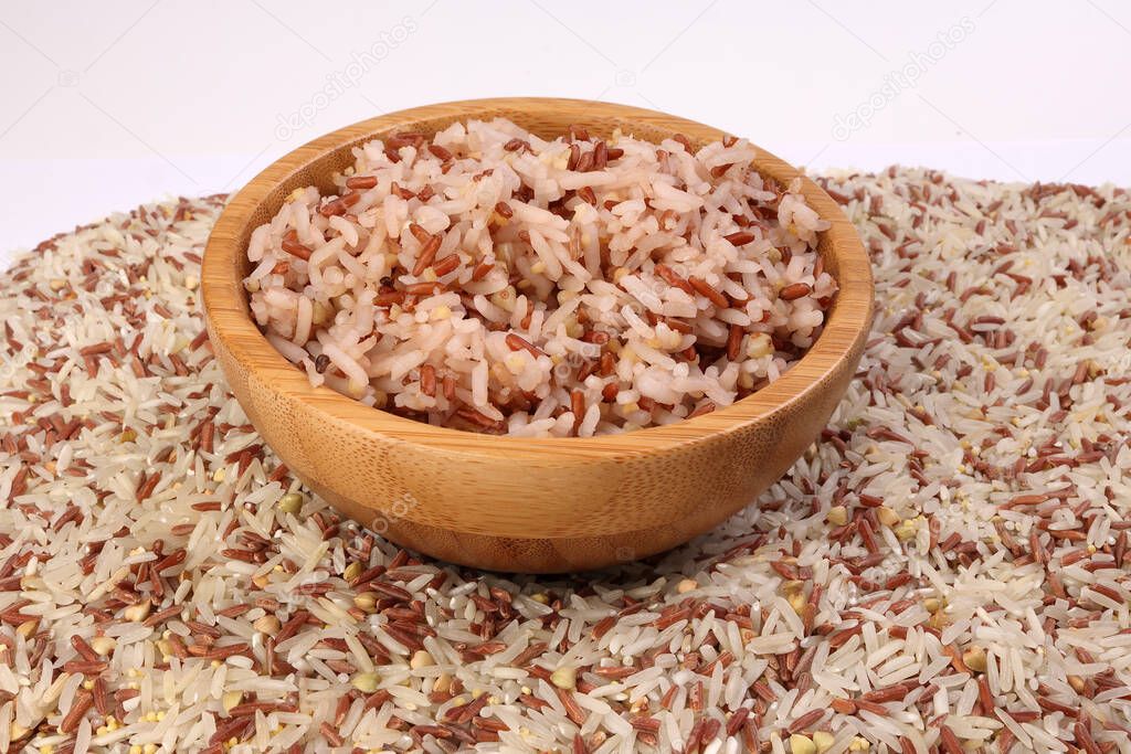 Arroz rojo de trigo sarraceno de mijo basmati cocido y crudo mezclado