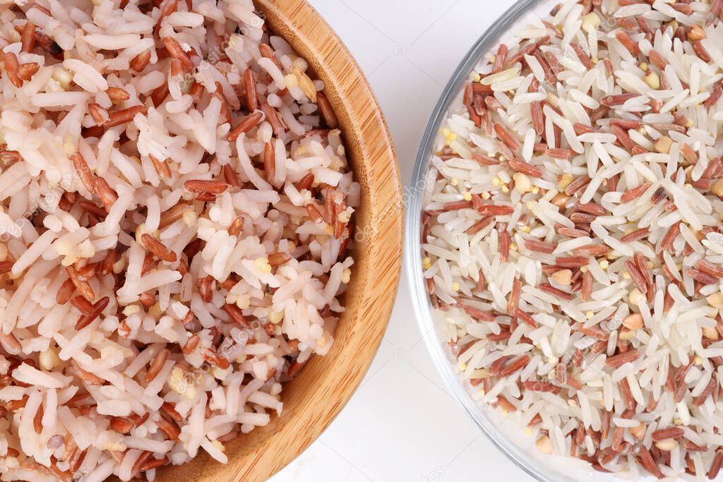 Arroz rojo de trigo sarraceno de mijo basmati cocido y crudo mezclado