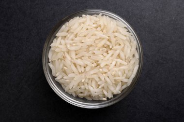 Siyah arka planda cam kasede orta boy yasemin pilavı.