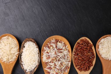 Uzun taneli basmati orta taneli yasemin kısa taneli pilav pilav pilavı kahverengi düşük glisemik indeks gi pilav tahta kaşık içinde siyah arkaplan metin alanı düz görüş alanı