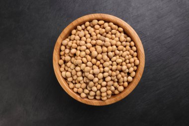 Soya fasulyesi siyah arkaplan üzerinde soya fasulyesi metin alanı düz düz görünüm yatıyordu