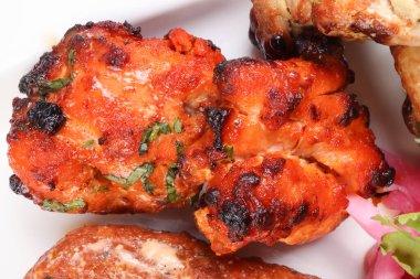 Beyaz arka planda ızgara tavuk kebabı limon