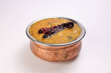 Beyaz arka planda kuru biberli mercimek kızartması.