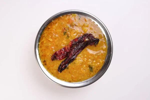 Beyaz arka planda kuru biberli mercimek kızartması.