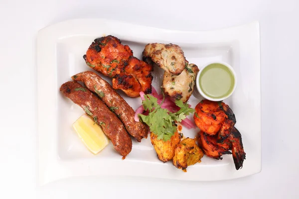 Karışık ızgara kebap tavuk sığır eti karides naneli balık limon turşulu soğan kişniş beyaz arka planda beyaz tabak