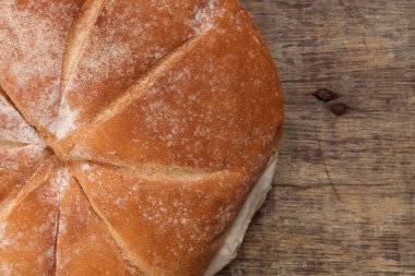 Köy ahşap arka planda taze pişmiş ekmek.