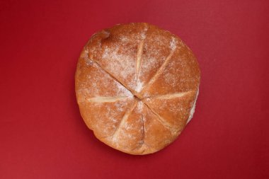 Kırmızı zeminde taze pişmiş ekmek.