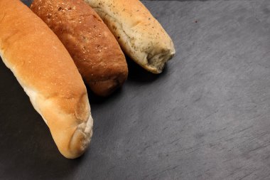 Taze pişmiş ekmek ekmeği rulosu uzun karışık metin alanı kenarlık çerçevesi siyah arkaplan